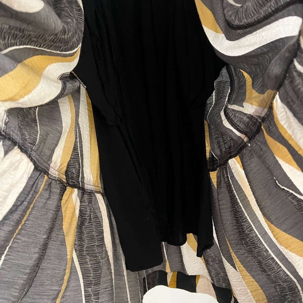 Elegant Black and Gold Maxi Dress - Picture 4 of 8